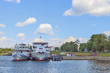 Çirkin. Yaroslavl bölgesi. Rıhtımda gemi turu. Altın yüzük 