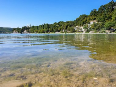 Abrau Dyurso Gölü. Novorossiysk. Krasnodar bölgesi. - Rusya. Güneşli yaz günü.                               