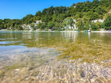 Abrau Dyurso Gölü. Novorossiysk. Krasnodar bölgesi. - Rusya. Güneşli yaz günü.                               