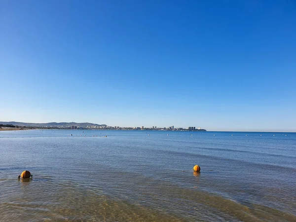 Karadeniz kıyısında sıcak bir yaz sabahı. Anapa, Krasnodar bölgesi. Sakin deniz, gün doğumu