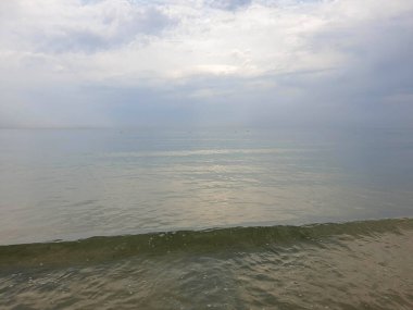 Karadeniz kıyısında sıcak bir yaz sabahı. Anapa, Krasnodar bölgesi. Sakin deniz, gün doğumu