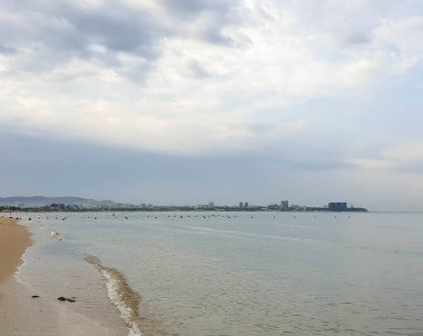 Karadeniz kıyısında sıcak bir yaz sabahı. Anapa, Krasnodar bölgesi. Sakin deniz, gün doğumu