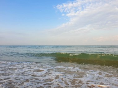 Karadeniz kıyısında sıcak bir yaz sabahı. Anapa, Krasnodar bölgesi. Sakin deniz, gün doğumu