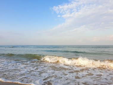 Karadeniz kıyısında sıcak bir yaz sabahı. Anapa, Krasnodar bölgesi. Sakin deniz, gün doğumu