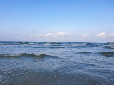 Karadeniz kıyısında sıcak bir yaz sabahı. Anapa, Krasnodar bölgesi. Sakin deniz, gün doğumu