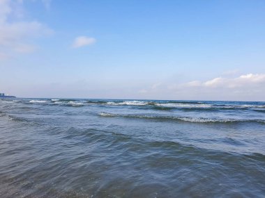 Karadeniz kıyısında sıcak bir yaz sabahı. Anapa, Krasnodar bölgesi. Sakin deniz, gün doğumu