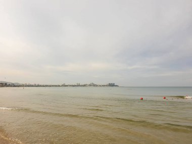 Karadeniz kıyısında sıcak bir yaz sabahı. Anapa, Krasnodar bölgesi. Sakin deniz, gün doğumu