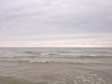 Karadeniz kıyısında sıcak bir yaz sabahı. Anapa, Krasnodar bölgesi. Sakin deniz, gün doğumu