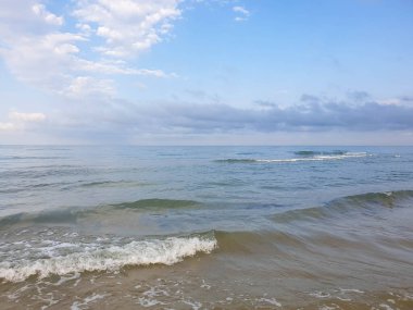 Karadeniz 'in şeffaf nazik dalgaları. Bu sabahki sahne. Güzel deniz manzarası. Dalgalar yaklaşıyor. Anapa, Krasnodar bölgesi.