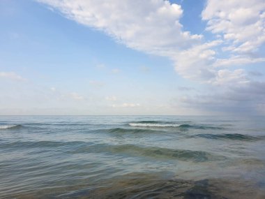 Karadeniz 'in şeffaf nazik dalgaları. Bu sabahki sahne. Güzel deniz manzarası. Dalgalar yaklaşıyor. Anapa, Krasnodar bölgesi.