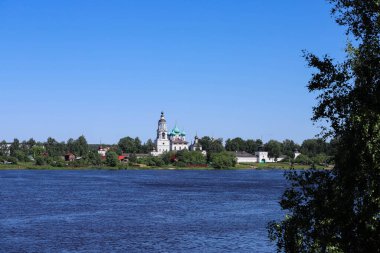 Yaroslavl. Tolga Manastırı. Vvedensky Katedrali. 17. yüzyıl. Nehrin manzarası. Yaz günü.