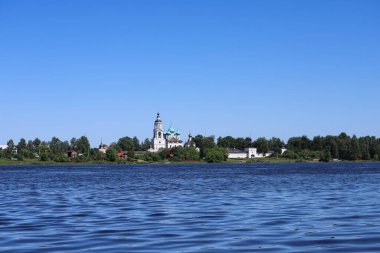 Yaroslavl. Tolga Manastırı. Vvedensky Katedrali. 17. yüzyıl. Nehrin manzarası. Yaz günü.