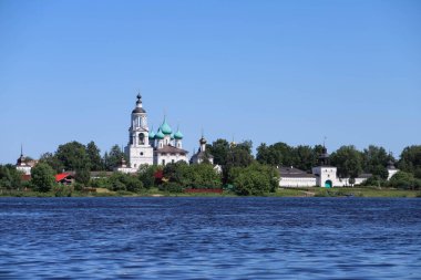 Yaroslavl. Tolga Manastırı. Vvedensky Katedrali. 17. yüzyıl. Nehrin manzarası. Yaz günü.