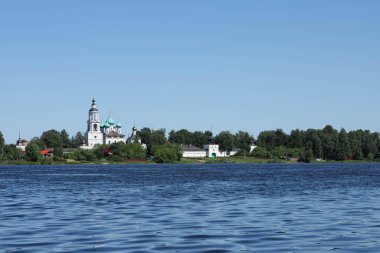Yaroslavl. Tolga Manastırı. Vvedensky Katedrali. 17. yüzyıl. Nehrin manzarası. Yaz günü.