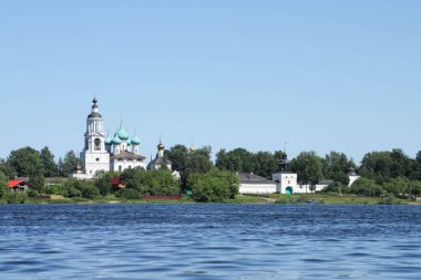 Yaroslavl. Tolga Manastırı. Vvedensky Katedrali. 17. yüzyıl. Nehrin manzarası. Yaz günü.