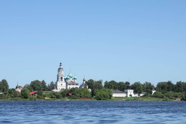 Yaroslavl. Tolga Manastırı. Vvedensky Katedrali. 17. yüzyıl. Nehrin manzarası. Yaz günü.