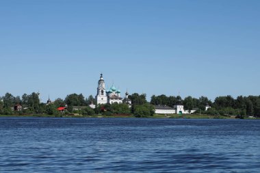 Yaroslavl. Tolga Manastırı. Vvedensky Katedrali. 17. yüzyıl. Nehrin manzarası. Yaz günü.