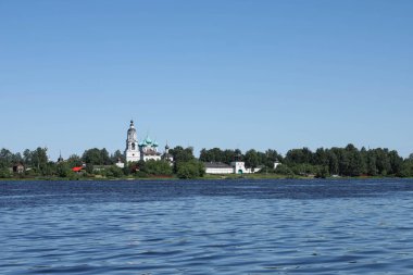 Yaroslavl. Tolga Manastırı. Vvedensky Katedrali. 17. yüzyıl. Nehrin manzarası. Yaz günü.