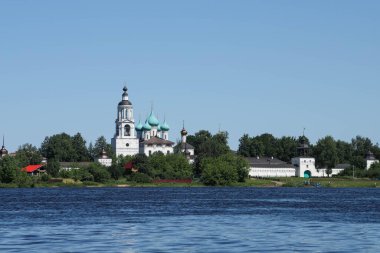 Yaroslavl. Tolga Manastırı. Vvedensky Katedrali. 17. yüzyıl. Nehrin manzarası. Yaz günü.