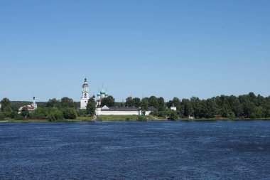 Yaroslavl. Tolga Manastırı. Vvedensky Katedrali. 17. yüzyıl. Nehrin manzarası. Yaz günü.
