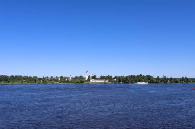 Yaroslavl. Tolga Manastırı. Vvedensky Katedrali. 17. yüzyıl. Nehrin manzarası. Yaz günü.