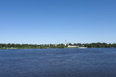 Yaroslavl. Tolga Manastırı. Vvedensky Katedrali. 17. yüzyıl. Nehrin manzarası. Yaz günü.