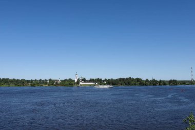 Yaroslavl. Tolga Manastırı. Vvedensky Katedrali. 17. yüzyıl. Nehrin manzarası. Yaz günü.