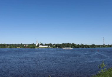 Yaroslavl. Tolga Manastırı. Vvedensky Katedrali. 17. yüzyıl. Nehrin manzarası. Yaz günü.
