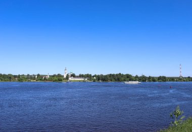 Yaroslavl. Tolga Manastırı. Vvedensky Katedrali. 17. yüzyıl. Nehrin manzarası. Yaz günü.