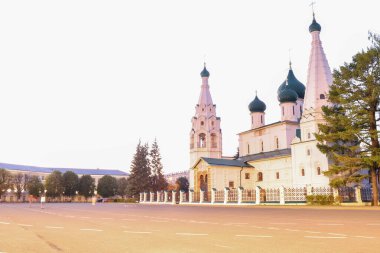 Peygamber Elijah 'ın tapınağının çan kulesi. Sovyet meydanı. Yaroslavl. Güzel kalçalı çan kulesi. Karlı. Gece sahnesi; 