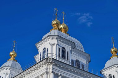 Yaroslavl. Kazan kadın manastırı. Mavi gökyüzüne karşı kubbeler. Yaz günü.