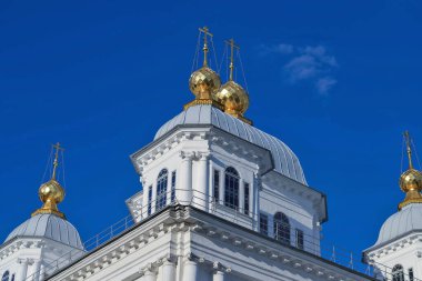 Yaroslavl. Kazan kadın manastırı. Mavi gökyüzüne karşı kubbeler. Yaz günü.