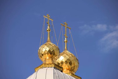 Yaroslavl. Kazan kadın manastırı. Mavi gökyüzüne karşı kubbeler. Yaz günü.