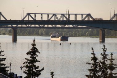 Yaroslavl Tükürüğü yakınlarındaki Volga Nehri 'nde bir gemi. Volga nehir setinden görüntü