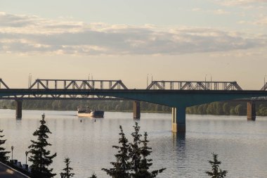 Yaroslavl Tükürüğü yakınlarındaki Volga Nehri 'nde bir gemi. Volga nehir setinden görüntü