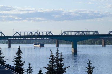 Yaroslavl Tükürüğü yakınlarındaki Volga Nehri 'nde bir gemi. Volga nehir setinden görüntü