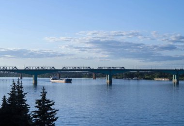 Yaroslavl Tükürüğü yakınlarındaki Volga Nehri 'nde bir gemi. Volga nehir setinden görüntü