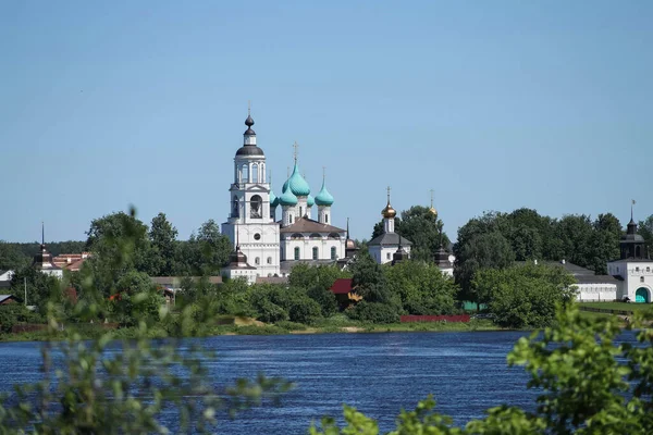 Yaroslavl. Tolga Manastırı. Vvedensky Katedrali. 17. yüzyıl. Nehrin manzarası. Yaz günü.