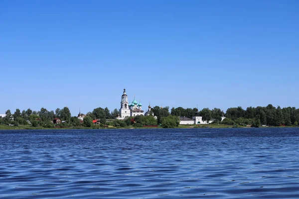 Yaroslavl. Tolga Manastırı. Vvedensky Katedrali. 17. yüzyıl. Nehrin manzarası. Yaz günü.