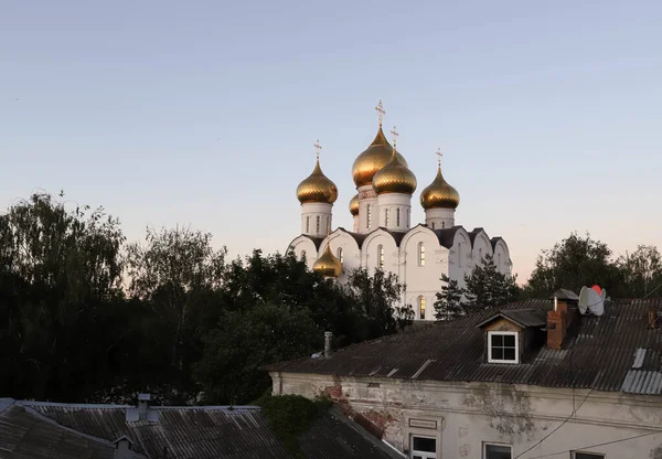 Yaroslavl, Dormition Kilisesi. Gece sahnesi; gün batımında kubbe.