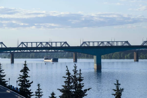 Yaroslavl Tükürüğü yakınlarındaki Volga Nehri 'nde bir gemi. Volga nehir setinden görüntü