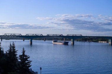 Yaroslavl Tükürüğü yakınlarındaki Volga Nehri 'nde bir gemi. Volga nehir setinden görüntü