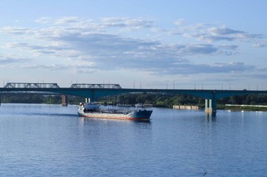 Yaroslavl Tükürüğü yakınlarındaki Volga Nehri 'nde bir gemi. Volga nehir setinden görüntü