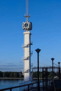 Yaroslavl, Volga seti, gece lambalı nehir istasyonu. Gece gökyüzüne karşı aydınlık kule