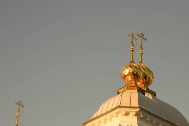 Yaroslavl. Kazan kadın manastırı. Mavi gökyüzüne karşı kubbeler. Yaz günü.