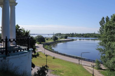 Yaz günü. Volga seti Yaroslavl 'ın incisidir. Oka park et.