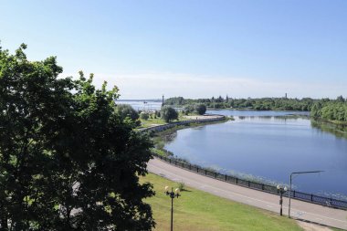 Yaz günü. Volga seti Yaroslavl 'ın incisidir. Oka park et.