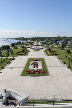 Yaroslavl 'daki Volga ve Kotorosl seti üzerindeki parkın güzel peyzajı.