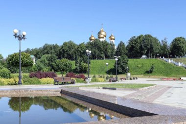 Yaroslavl Strelka 'sında parlak bir yaz günü. Yaroslavl' da Volga ve Kotorosl seti üzerinde güzel bir peyzaj.