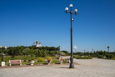 Yaroslavl Strelka 'sında parlak bir yaz günü Yaroslavl' da Volga ve Kotorosl seti üzerinde güzel bir peyzaj. Varsayım katedrali